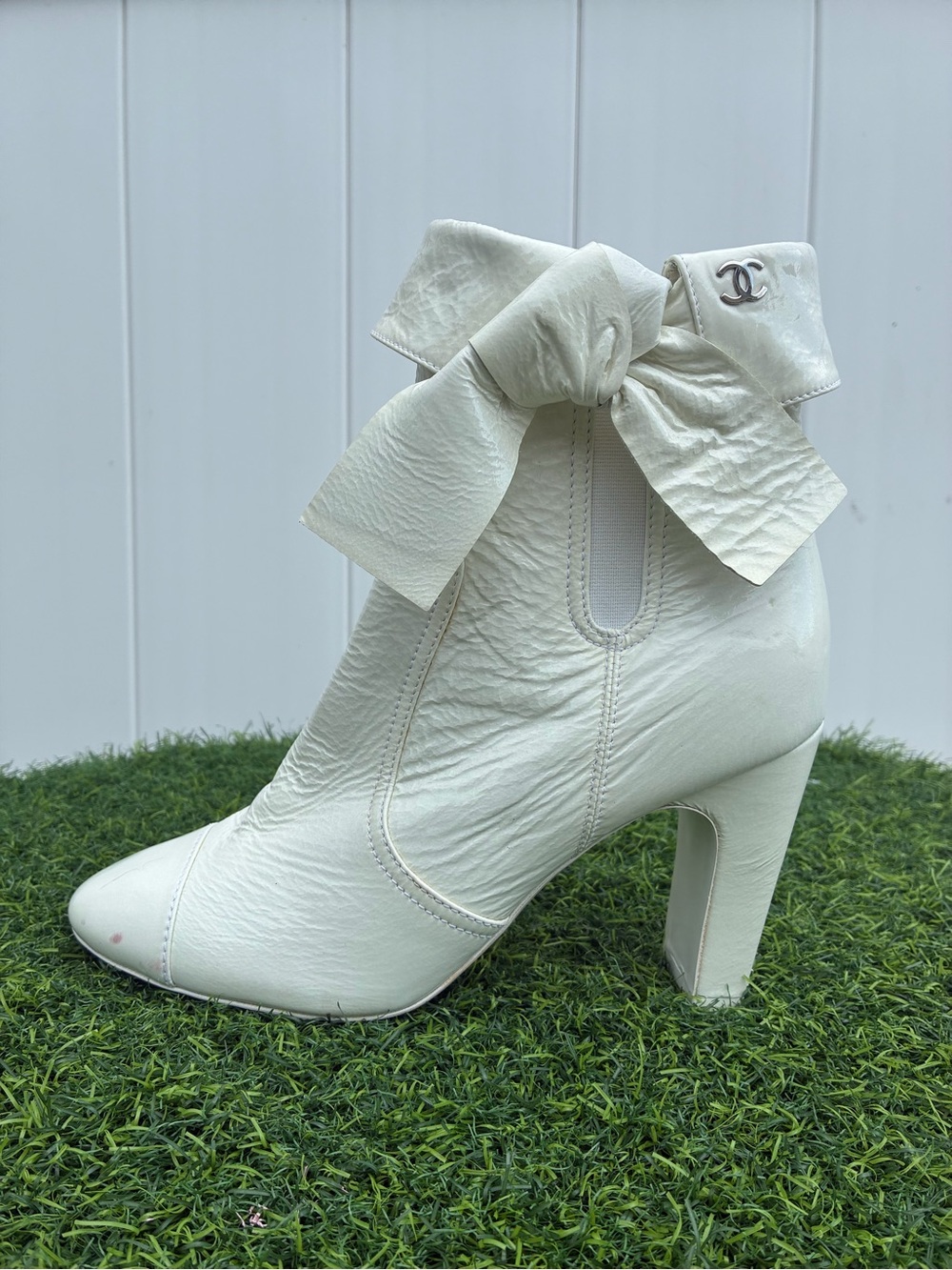 CHANEL CC LOGO BOW WHITE CRUMPLED PATENT LEATHER HEELED ANKLE BOOTIES SZ 38